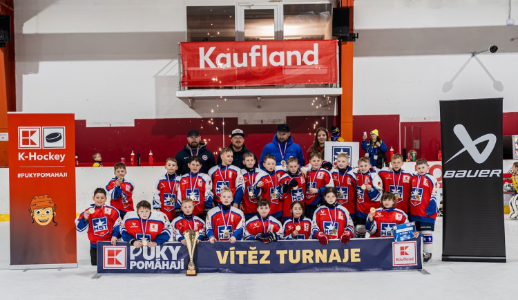 Radost ze hry pro stovky mladých hokejistů. Turnaje završily projekt Puky pomáhají