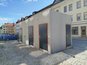FOTO: Stavba veřejných toalet v Jihlavě významně pokročila. Podívejte se i dovnitř