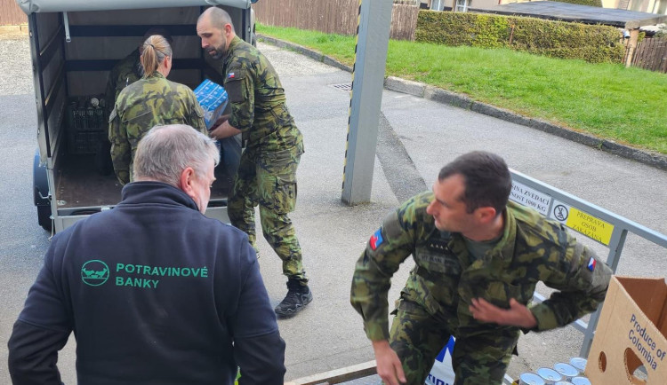 Jarní kolo sbírky pro potravinovou banku dnes v Liberci zahájili vojáci