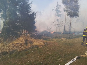 VIDEO: Rozsáhlý požár lesa na Žďársku. Podívejte se na práci hasičů i vrtulníku