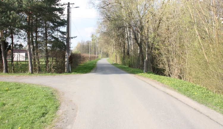 Motorkář se zranil poté, co ho ohrozil řidič auta. Policisté hledají svědky