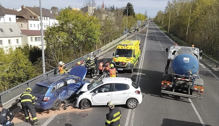 Srážka dvou aut a náklaďáku na průtahu Českou Lípou přinesla tři zraněné