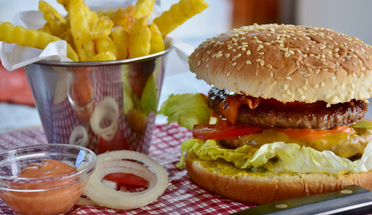 Třicátník obtěžoval pracovnici fastfoodu v Brně, hlavou pak rozbil vitrínu
