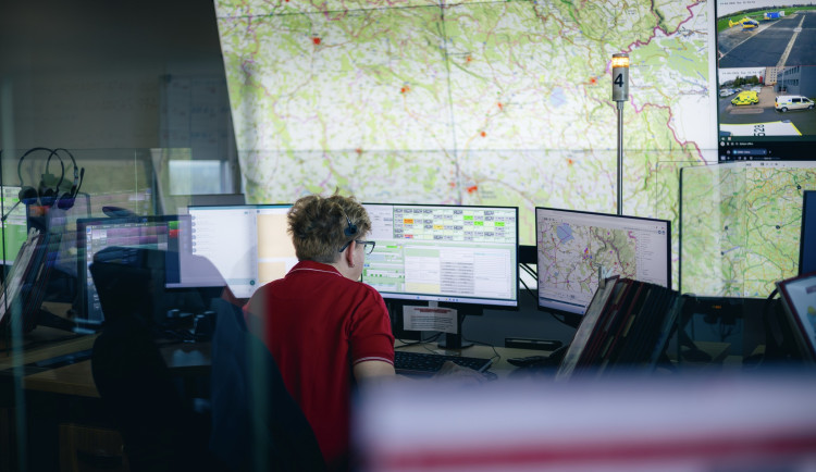 Maminka se neprobouzí. Operátoři na lince 155 řeší desítky tisíc dramat ročně