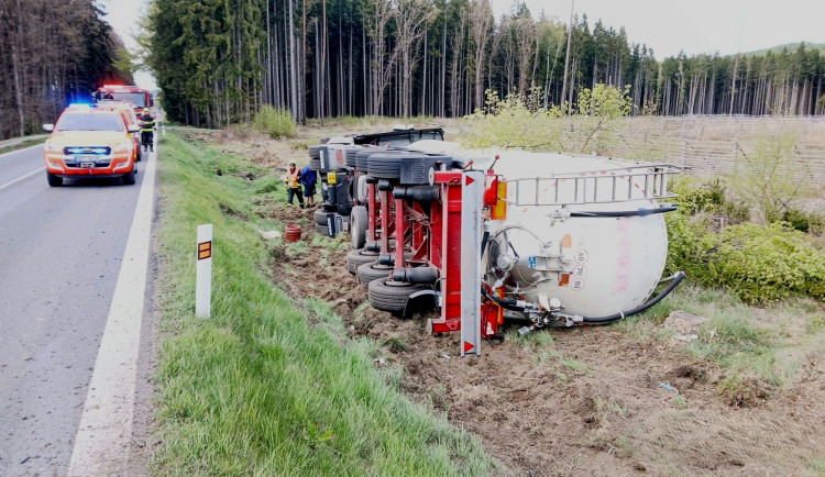 Kamion s plastovým granulátem skončil mimo silnici, řidiče museli vyprostit