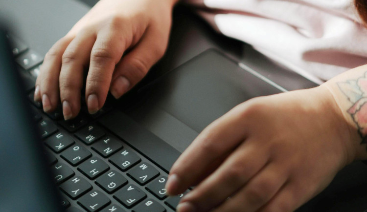 Na Opavsku řádil falešný policista. Žena, co mu uvěřila, přišla skoro o půl milionu