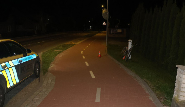 Tvrdý pád na cyklostezce. Cyklistka u Uničova nadýchala pět promile
