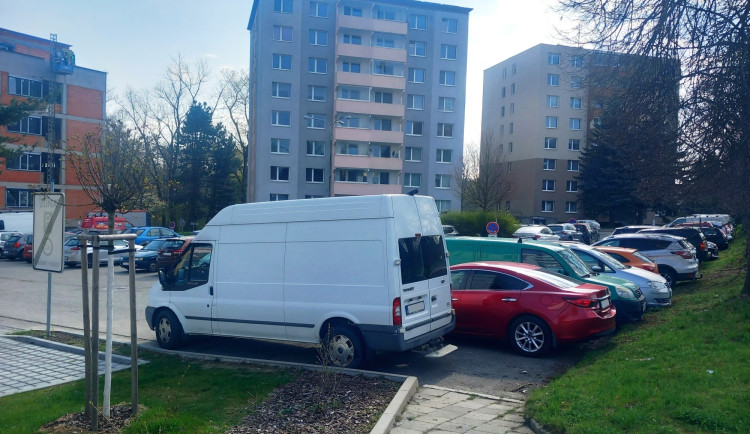 POLITICKÁ KORIDA: Zákaz nočního parkování dodávek. Co na to zastupitelé?