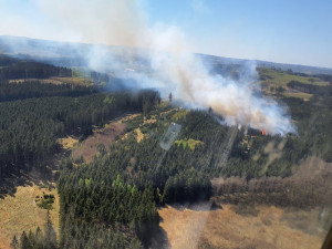 FOTO: Aktuálně u Třeště hoří les, hasí ho osm jednotek i vrtulník