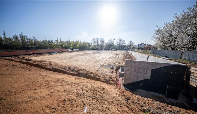 V Jihlavě - Bedřichově budou mít fotbalisté hřiště a hasiči dvoupatrovou cvičnou věž. Foto: Město Jihlava