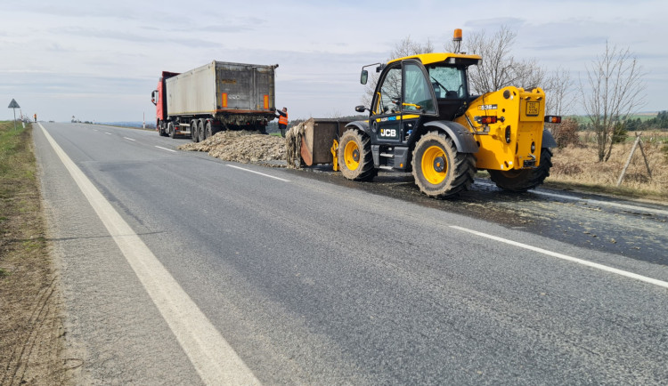 Provoz na frekventované silnici zastavila nehoda, vysypaly se tam kůže zvířat