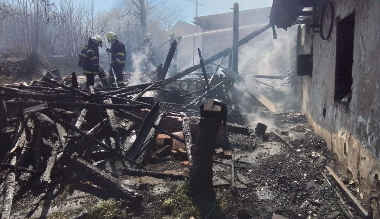 FOTO: Ve Stonařově hořel rodinný dům, požár způsobil dvoumilionovou škodu