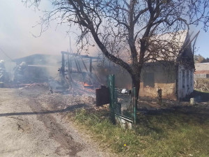 FOTO: Ve Stonařově hořel rodinný dům, požár způsobil dvoumilionovou škodu