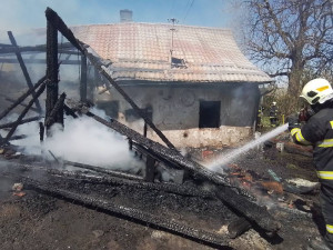 FOTO: Ve Stonařově hořel rodinný dům, požár způsobil dvoumilionovou škodu