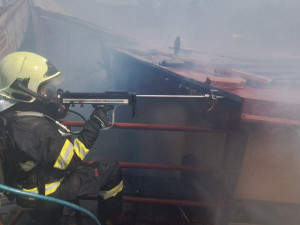 FOTO: Ve Stonařově hořel rodinný dům, požár způsobil dvoumilionovou škodu