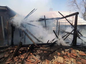 FOTO: Ve Stonařově hořel rodinný dům, požár způsobil dvoumilionovou škodu