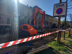 FOTO: Dopravní komplikace v centru Jihlavy: Třída Legionářů je neprůjezdná