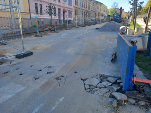 FOTO: Dopravní komplikace v centru Jihlavy: Třída Legionářů je neprůjezdná