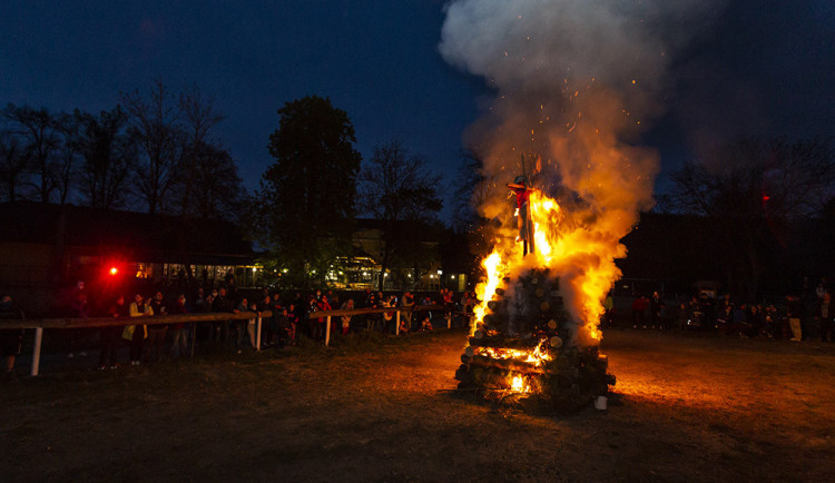Pálení čarodějnic je zde. Hasiči nabádají k opatrnosti, vatry oznamte přes webovou aplikaci, radí