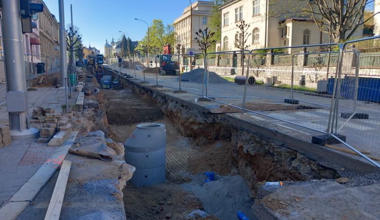 FOTO: Dopravní komplikace v centru Jihlavy: Třída Legionářů je neprůjezdná