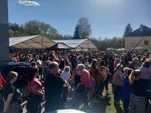 FOTO, VIDEO: Petr Kolář přilákal na Májovku do Luk nad Jihlavou stovky fanoušků