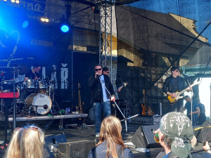 FOTO, VIDEO: Petr Kolář přilákal na Májovku do Luk nad Jihlavou stovky fanoušků
