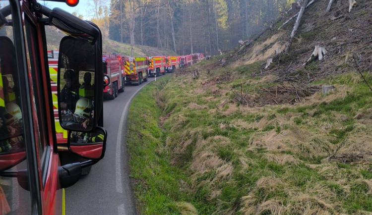 Bojovat s lesním požárem v Českém Švýcarsku vyrazil ráno také odřad hasičů z Libereckého kraje