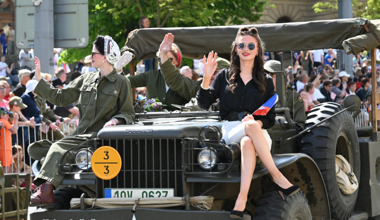 Konvoj svobody projel Plzní. Největší úspěch měli veteráni, tanky a děvčata