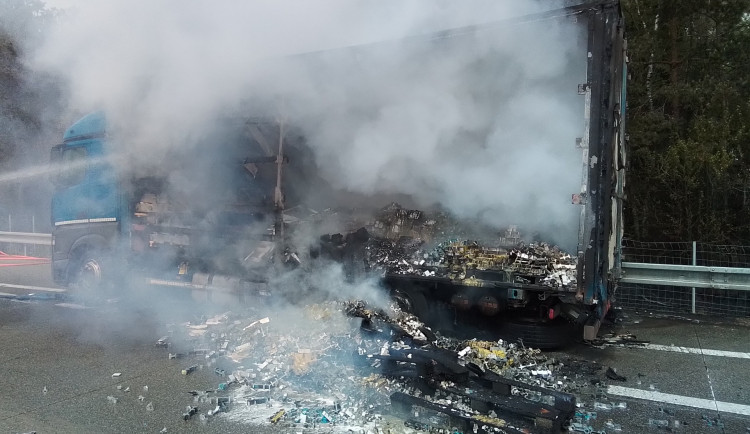 Kritické pondělí na dálnici. Ráno tam havaroval kamion, nyní jiný u Jihlavy hoří