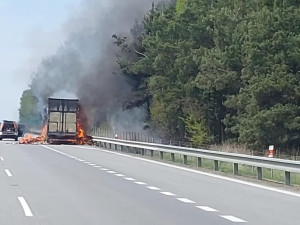 Kritické pondělí na dálnici. Ráno tam havaroval kamion, nyní jiný u Jihlavy hoří. Foto: Policie ČR