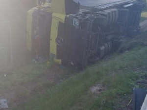 Kritické pondělí na dálnici. Ráno tam havaroval kamion, nyní jiný u Jihlavy hoří. Foto: Policie ČR