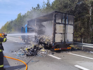 Kritické pondělí na dálnici. Ráno tam havaroval kamion, nyní jiný u Jihlavy hoří. Foto: Policie ČR