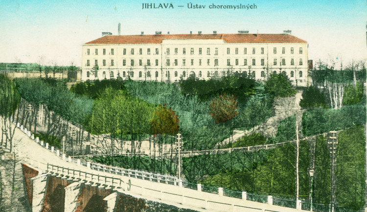 Hlavní budova Ústavu choromyslných v Jihlavě kolem roku 1900 na kolorované pohlednici. V popředí starý Brněnský most