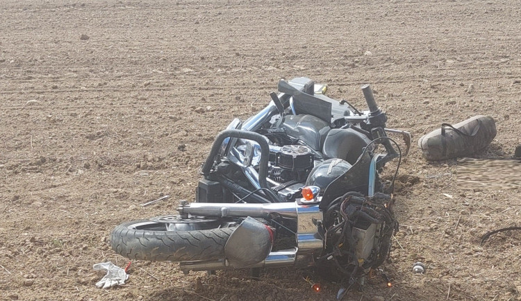 Harley Davidson skončil v poli, řidič se vyhýbal koním na silnici. Foto: Policie ČR