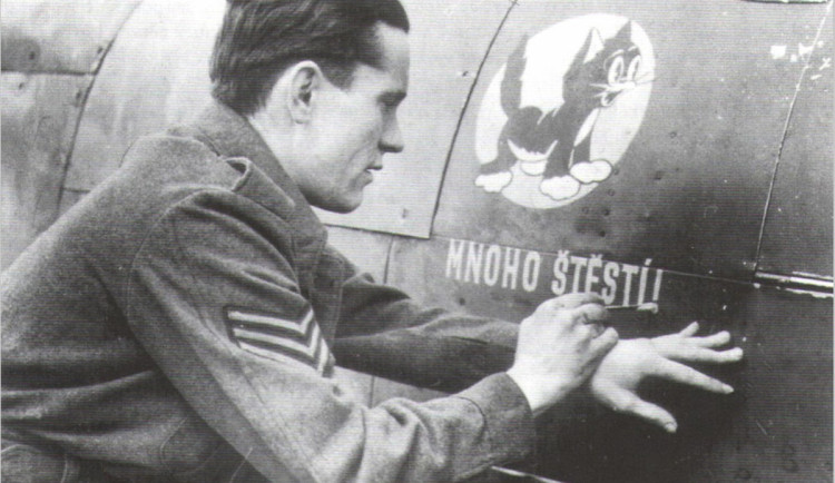 Český pilot RAF zdobil Spitfiry kolegů. Po sestřelení své stíhačky zahynul