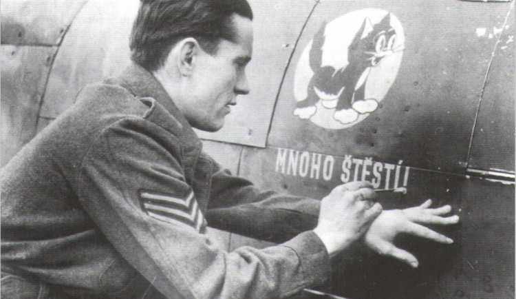 Český pilot RAF zdobil Spitfiry kolegů. Po sestřelení své stíhačky zahynul