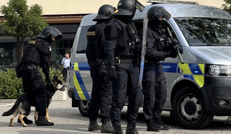 Střelba, psi a ukázky zásahů, policisté lákají v Hradci na Den otevřených dveří