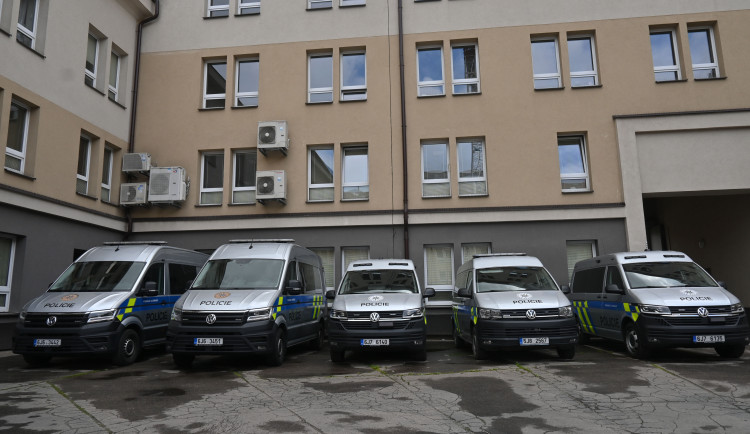 U školy je vrah, volaly děti opakovaně policistům. Ti je následně našli