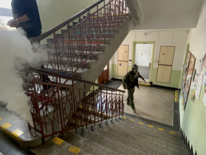 FOTO: Dým, výstřely, zranění. Škola v Dolní Cerekvi dnes zažila krizové cvičení