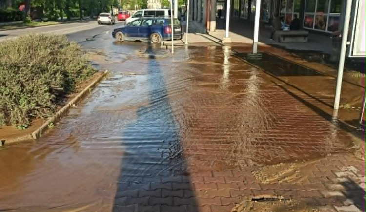 V Jihlavě opět prasklo vodovodní potrubí, část města v Žižkově ulici trápí odstávka