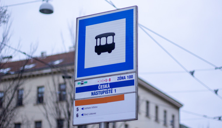 V autobuse létaly nadávky i sliny. Agresivní Brňanka skončila na záchytce