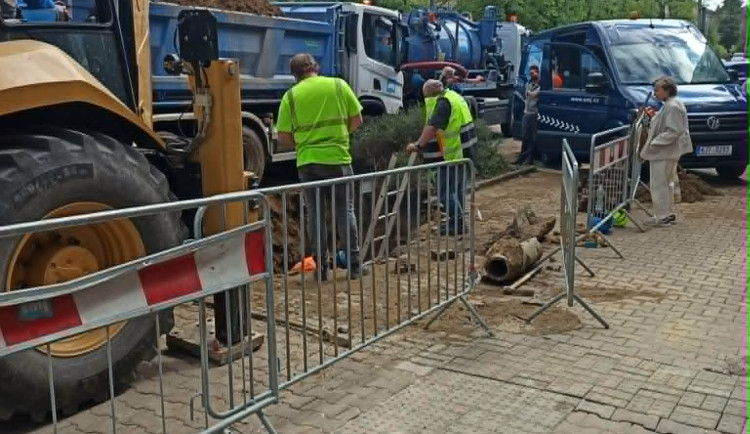 Voda v části Jihlavy stále neteče, dělníci od rána pracují na opravě potrubí. Foto: Karel Švec