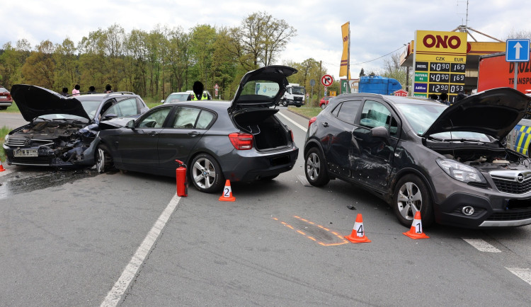 Po střetu dvou aut vletělo BMW do protisměru a narazilo do dalšího vozu