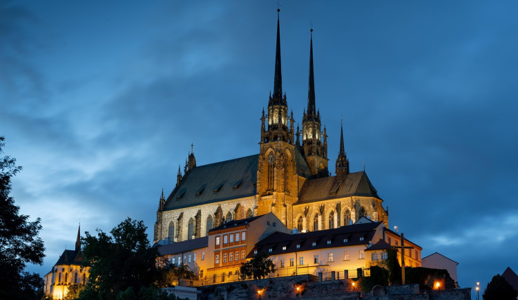 Brno plánuje nové umělecké prvky v ulicích. Přibude socha i Muchova lavička