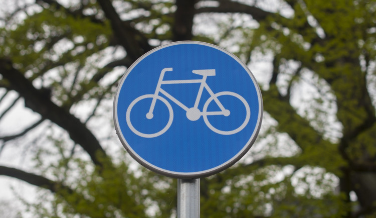 Sokolov rozšiřuje cyklistickou infrastrukturu, staví cyklostezku a cyklopoint