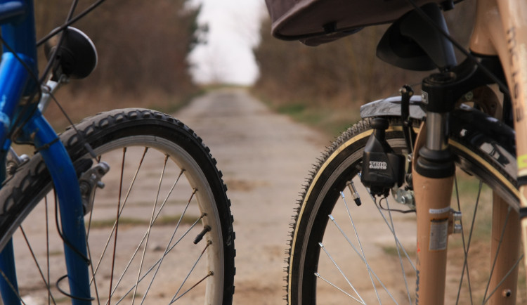 I cyklista je účastníkem silničního provozu. Alkohol ani za řídítka opravdu nepatří