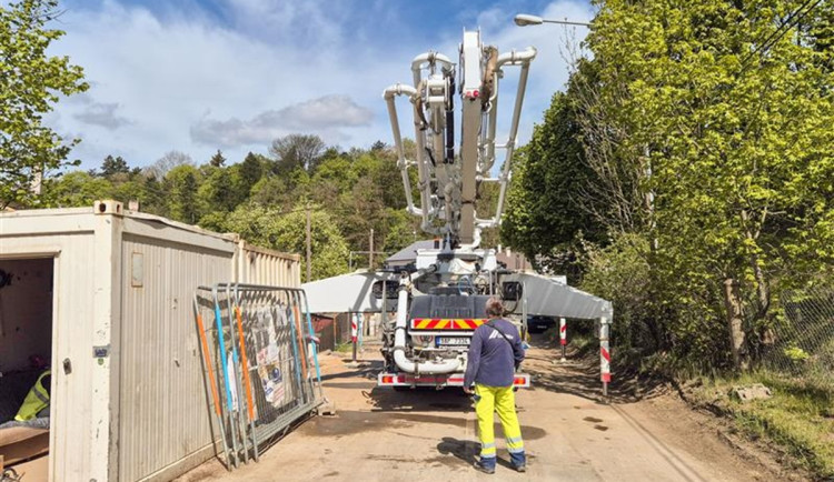 Polenská ulice je po šesti týdnech opět průjezdná, dělníci na místě ještě zůstávají