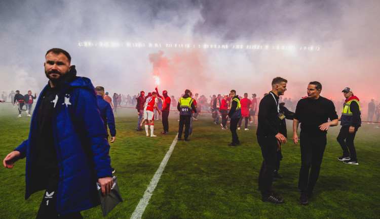 Pokuta 10 milionů, 4 zápasy bez fanoušků a prohra v derby. Padl trest pro Slavii