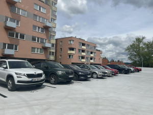 VIDEO: Policisté v Jihlavě mají nový parkovací dům za 70 milionů. Nahlédněte dovnitř