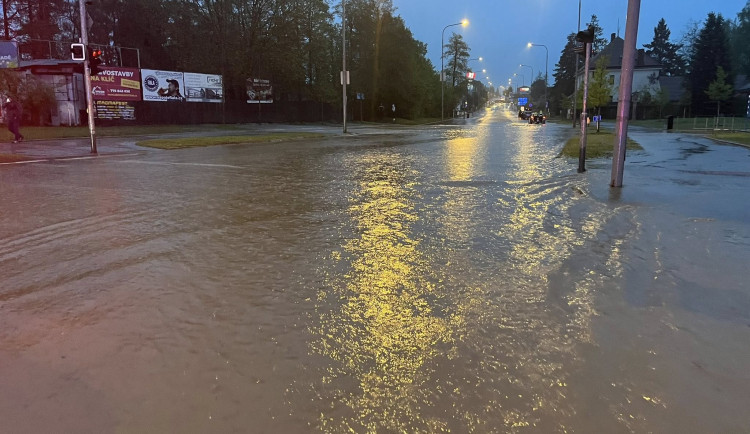 FOTO: Velká voda na Vysočině? Uzavřená cyklostezka, bahno na přivaděči a zanesené kanály. Foto: Hasiči města Žďár nad Sázavou